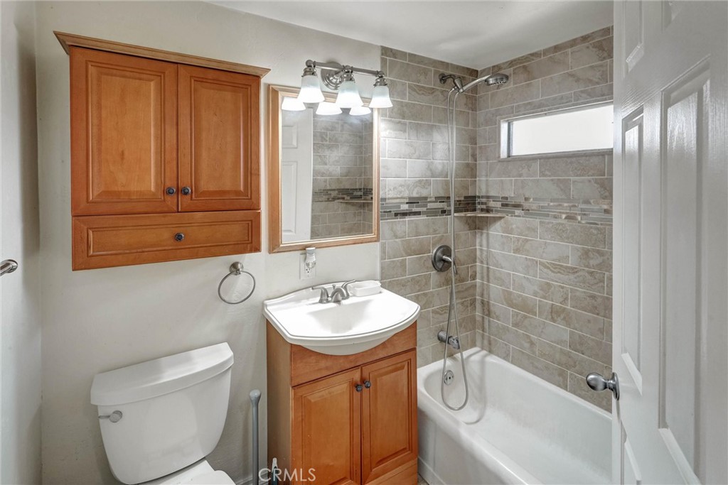 1252 E Walnut Property Photo 16