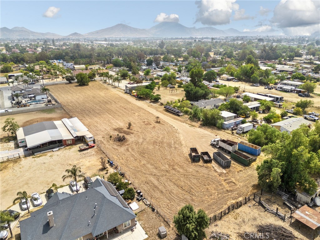 18438 Hawthorne Property Photo 3