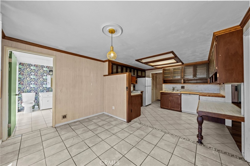 579 E 40th Property Photo 15
