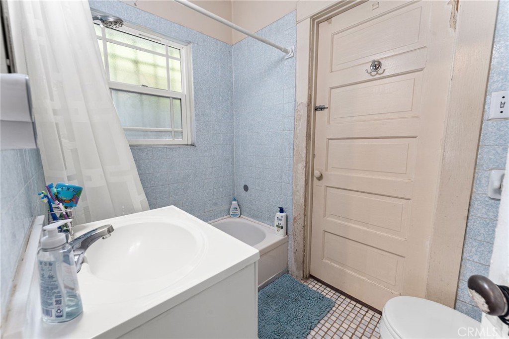 1059 N Wilton Place Property Photo 5