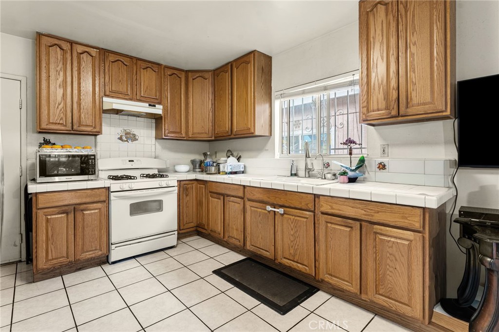 1059 N Wilton Place Property Photo 8