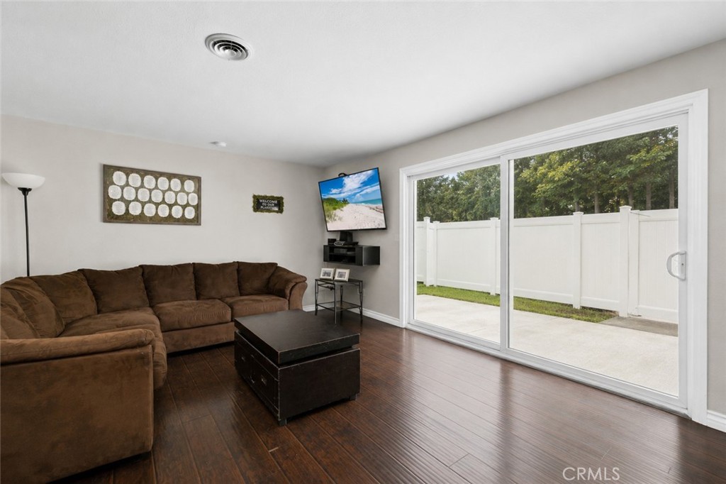 698 E 5th Street Property Photo 7