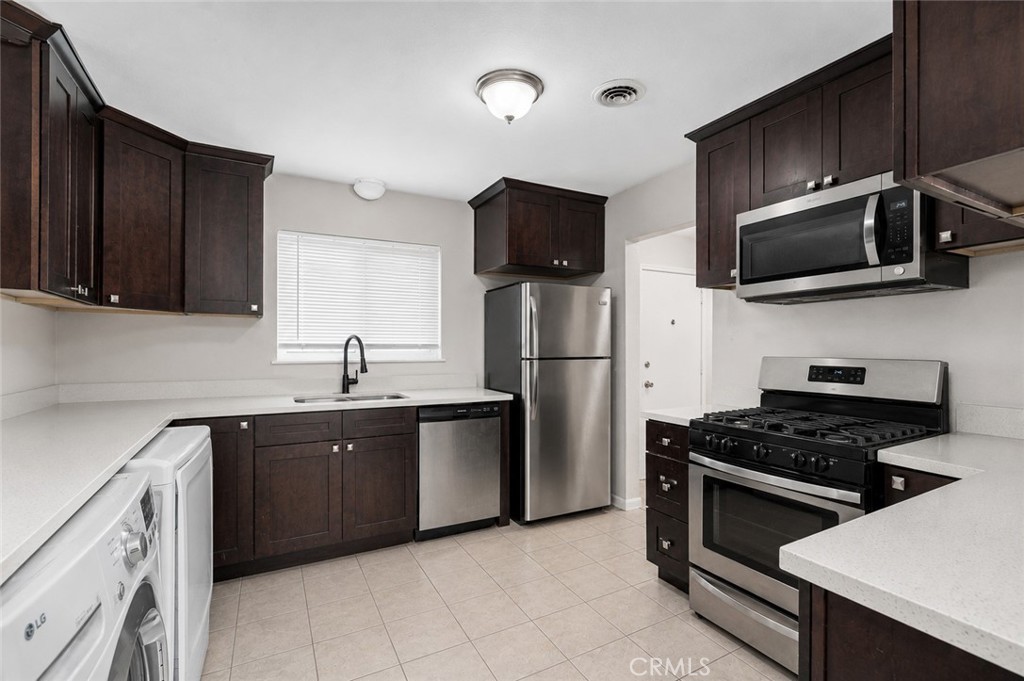 698 E 5th Street Property Photo 11