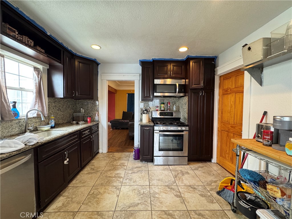 1059 N Hicks Ave Property Photo 10