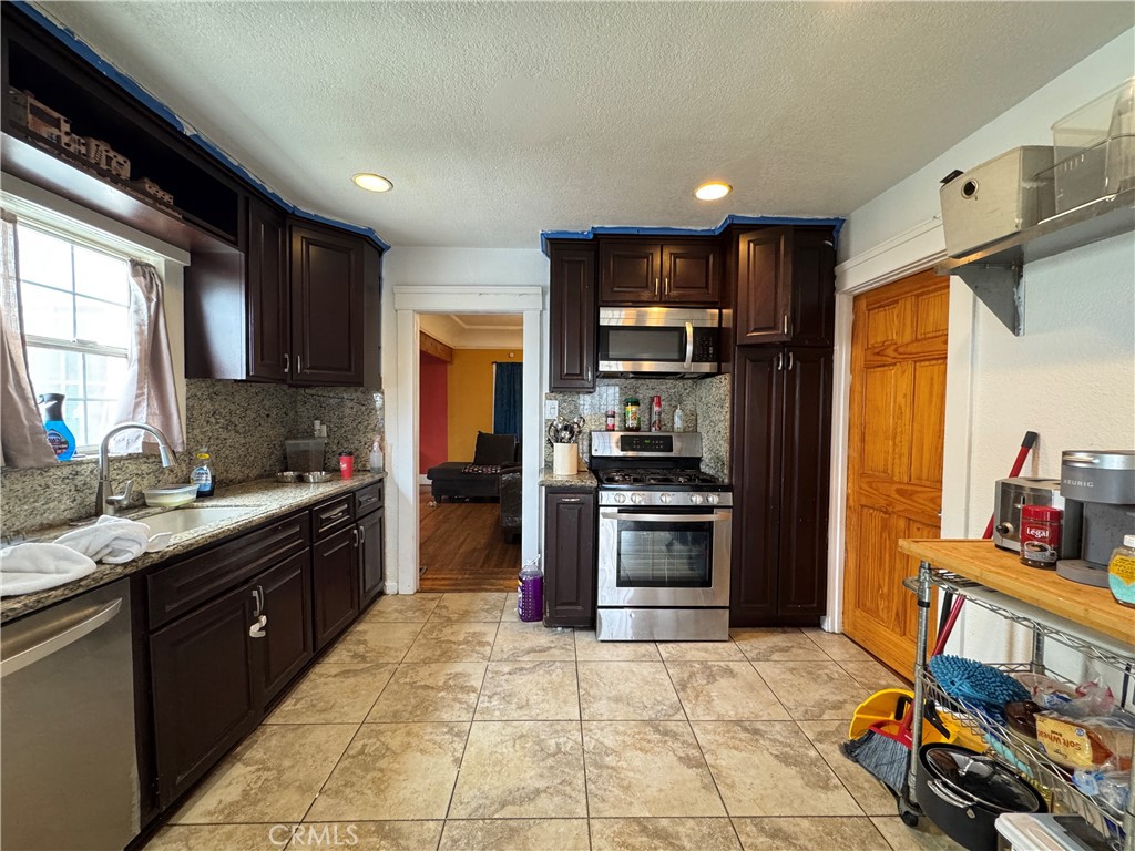 1059 N Hicks Ave Property Photo 10