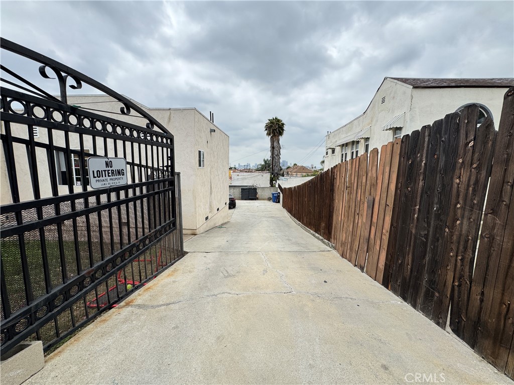 1059 N Hicks Ave Property Photo 24