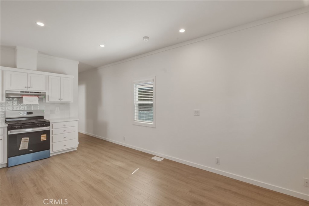 7650 Balboa Boulevard 27 Property Photo 7