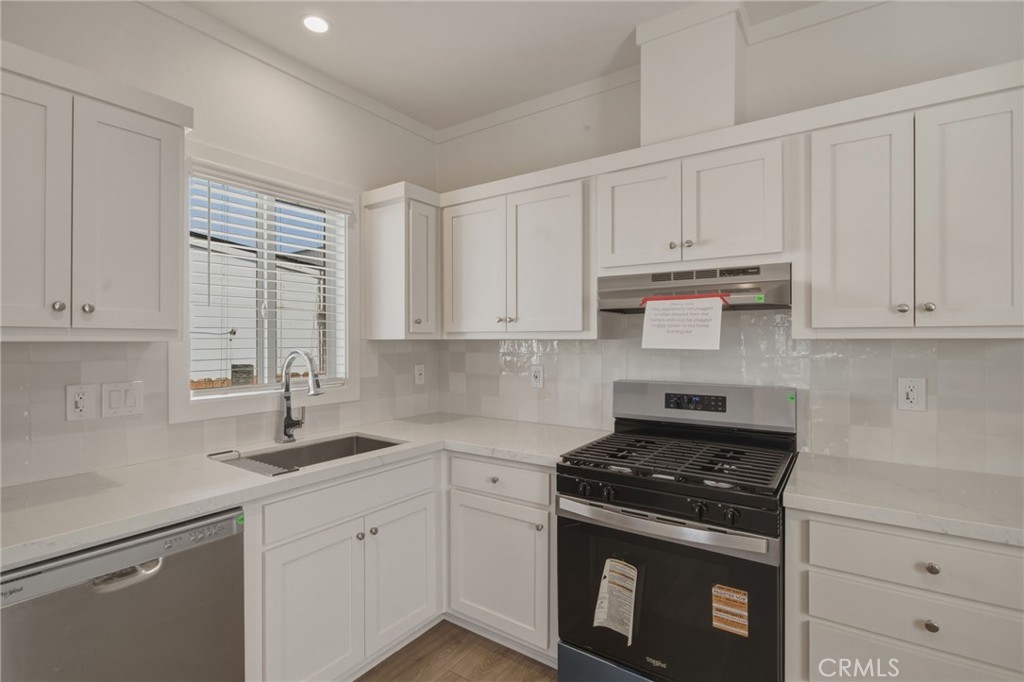 7650 Balboa Boulevard 27 Property Photo 11