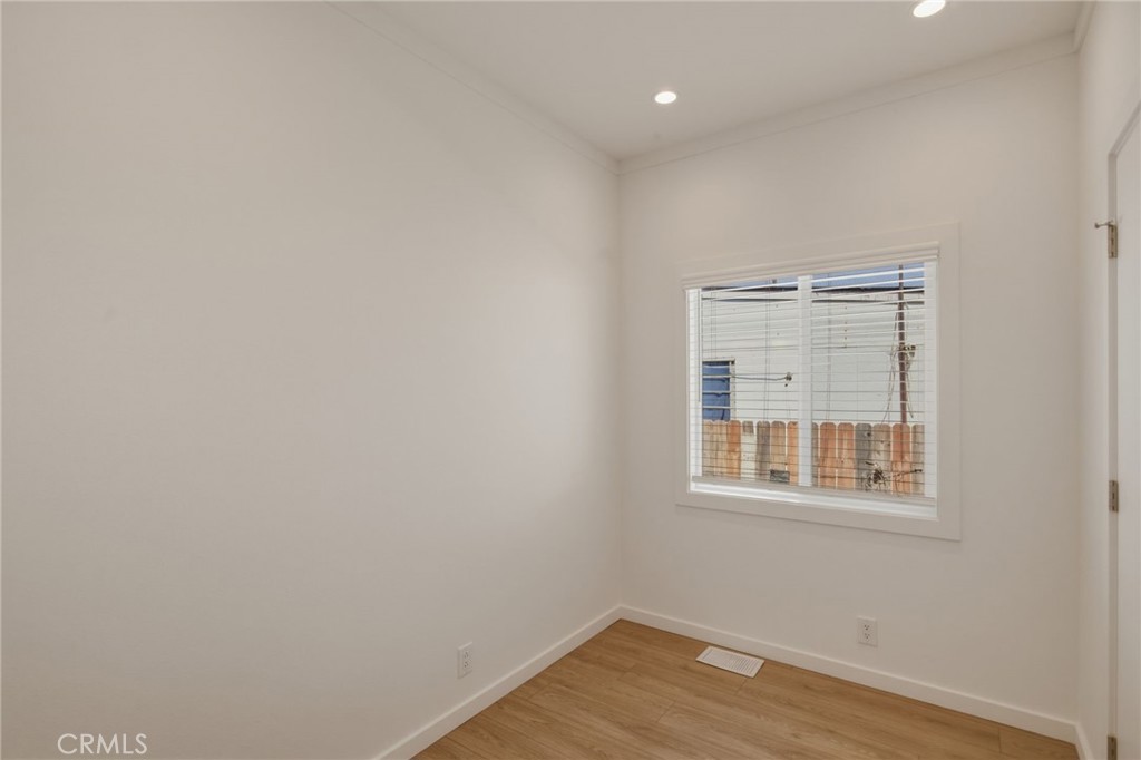 7650 Balboa Boulevard 27 Property Photo 16