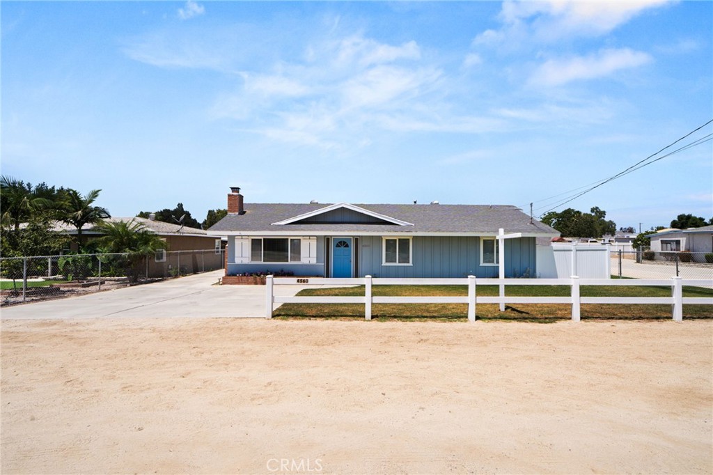 4560 Center Property Photo 1