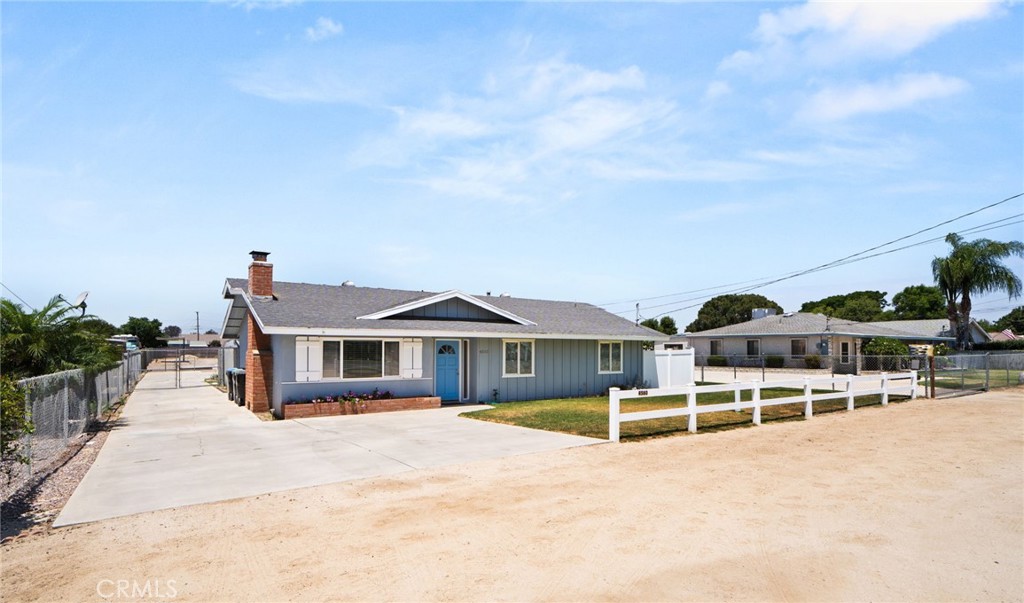 4560 Center Property Photo 2