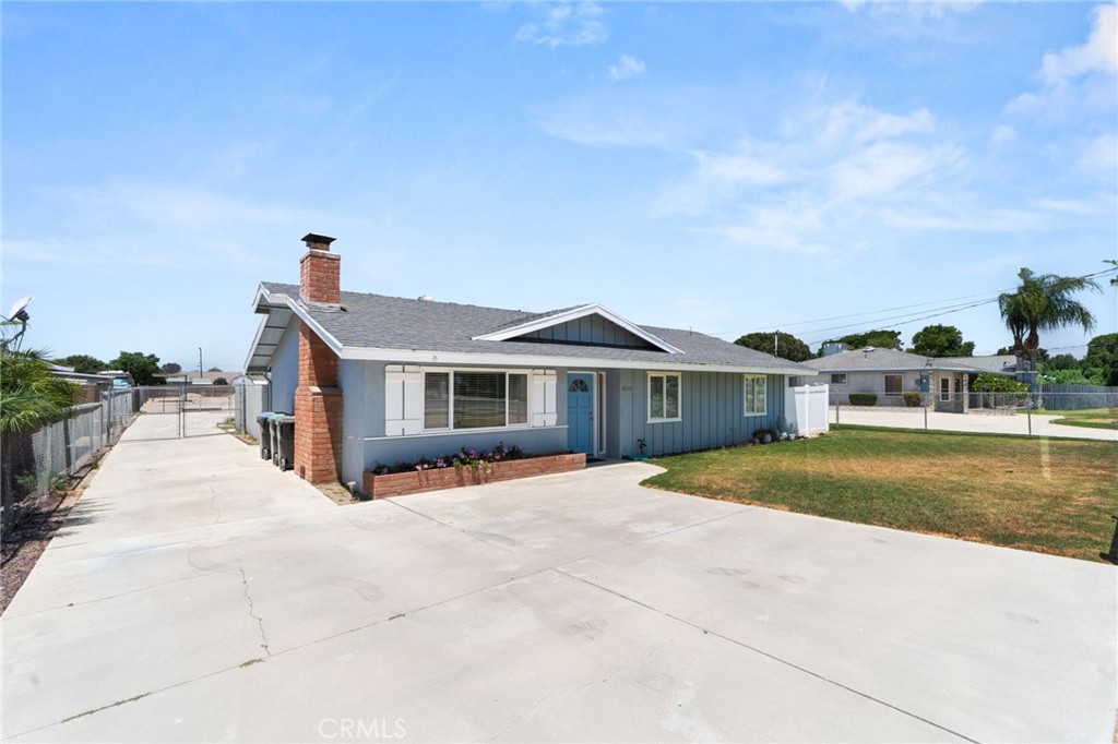 4560 Center Property Photo 3