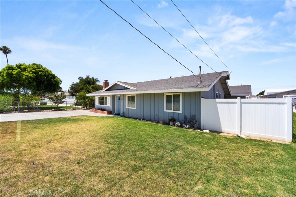 4560 Center Property Photo 4