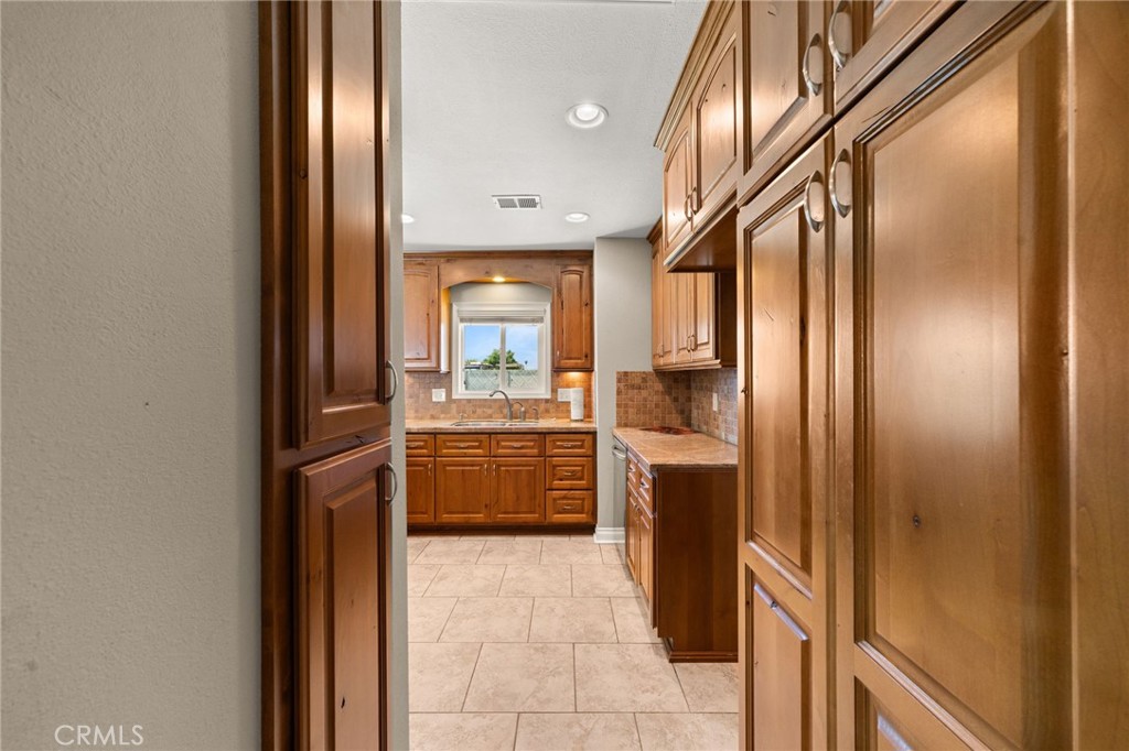 4560 Center Property Photo 13