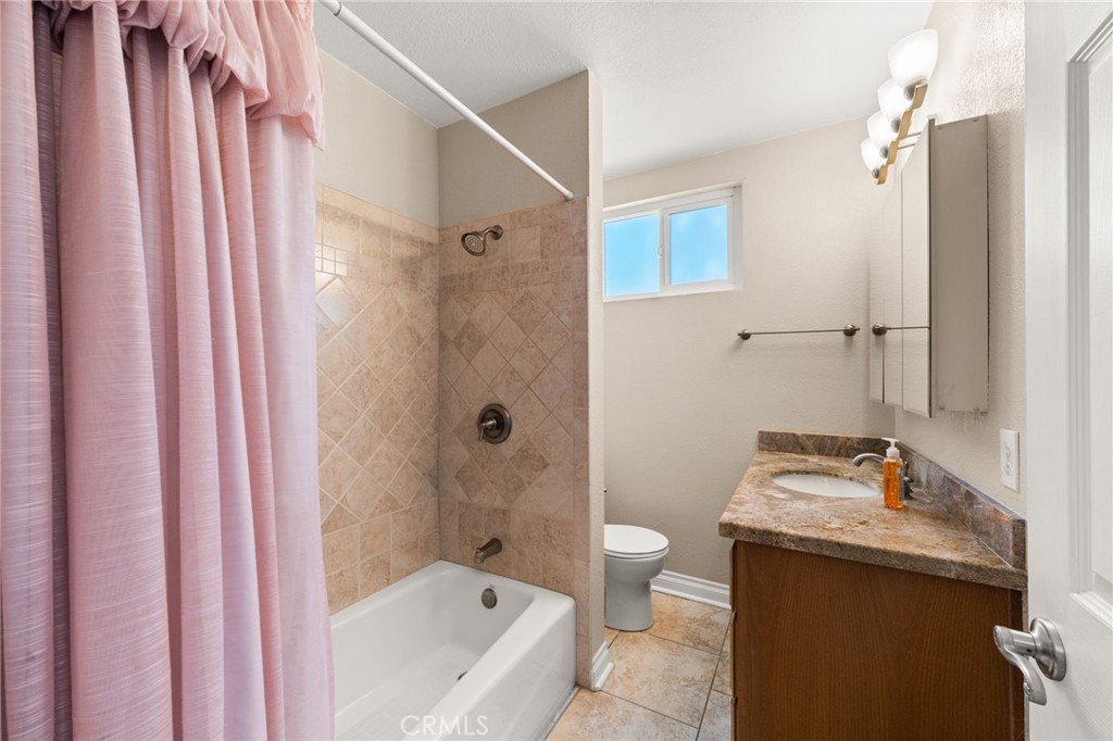 4560 Center Property Photo 18