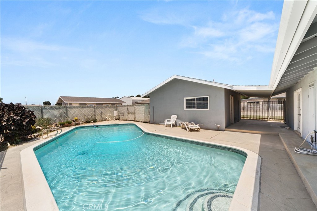 4560 Center Property Photo 23