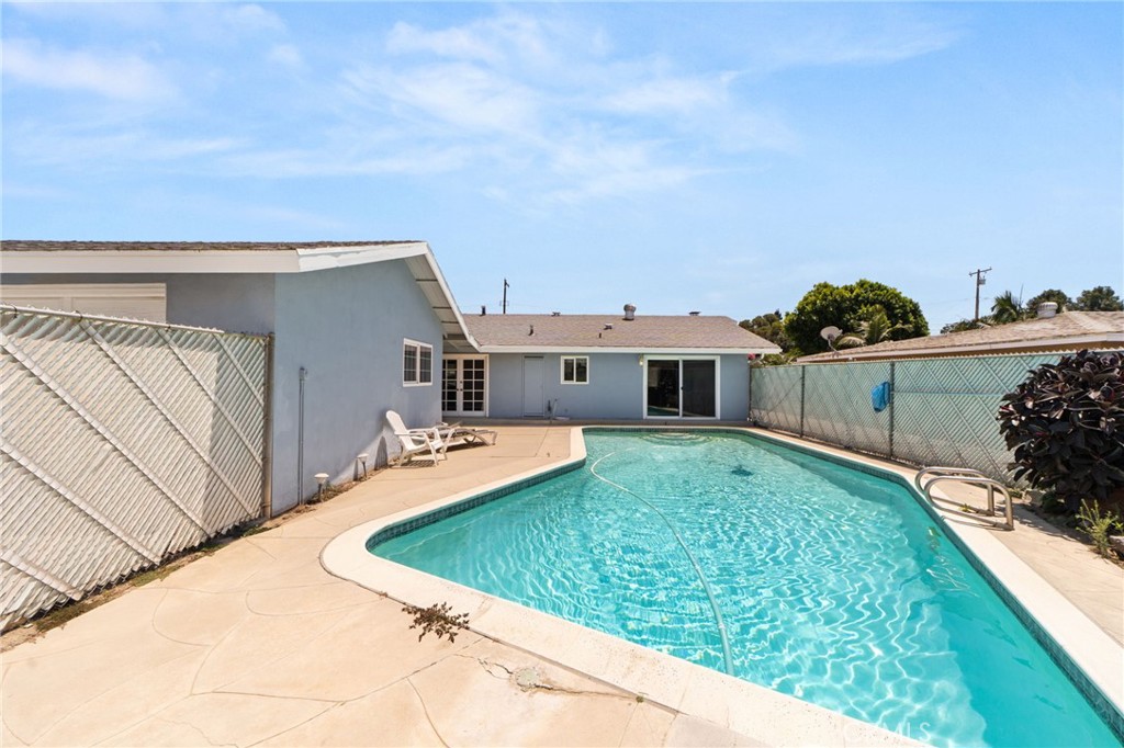 4560 Center Property Photo 25