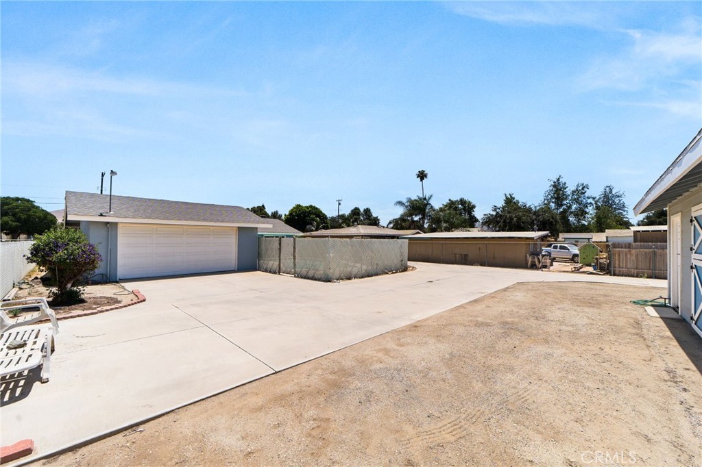4560 Center Property Photo 32