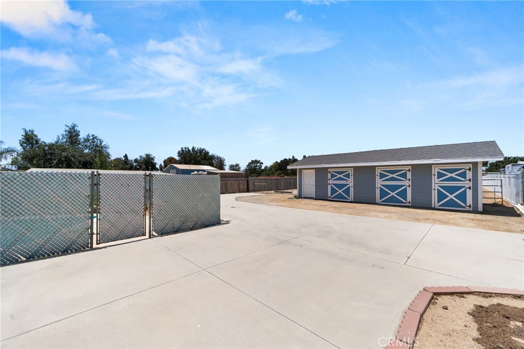 4560 Center Property Photo 33