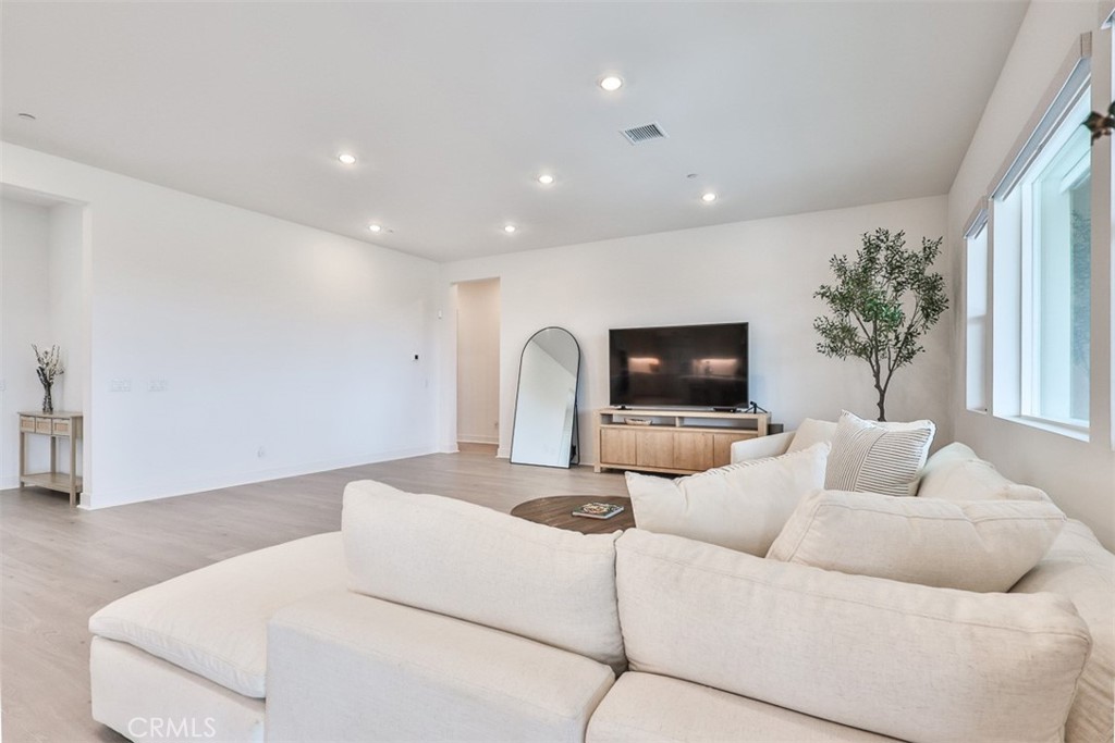 1112 W Empress Property Photo 32