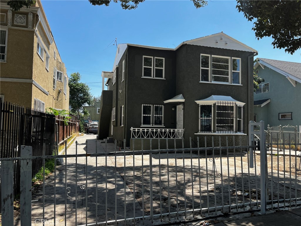 862 W 41st Street Property Photo 2