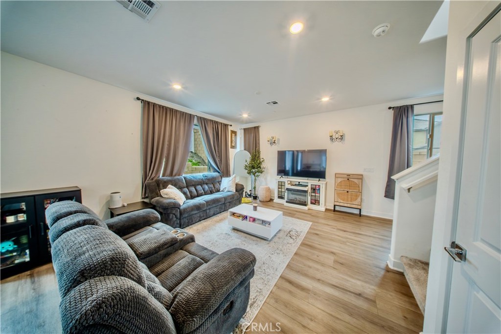 364 Castaic Way Property Photo 4