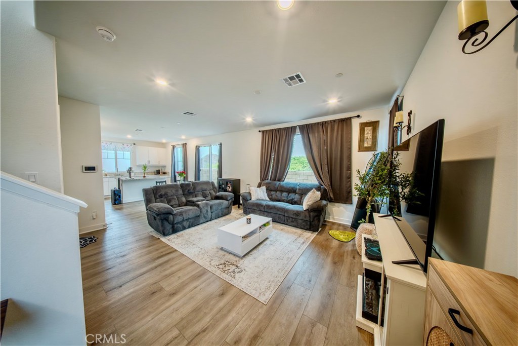 364 Castaic Way Property Photo 5