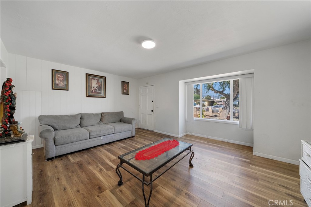 543 N Angeleno Avenue Property Photo 6