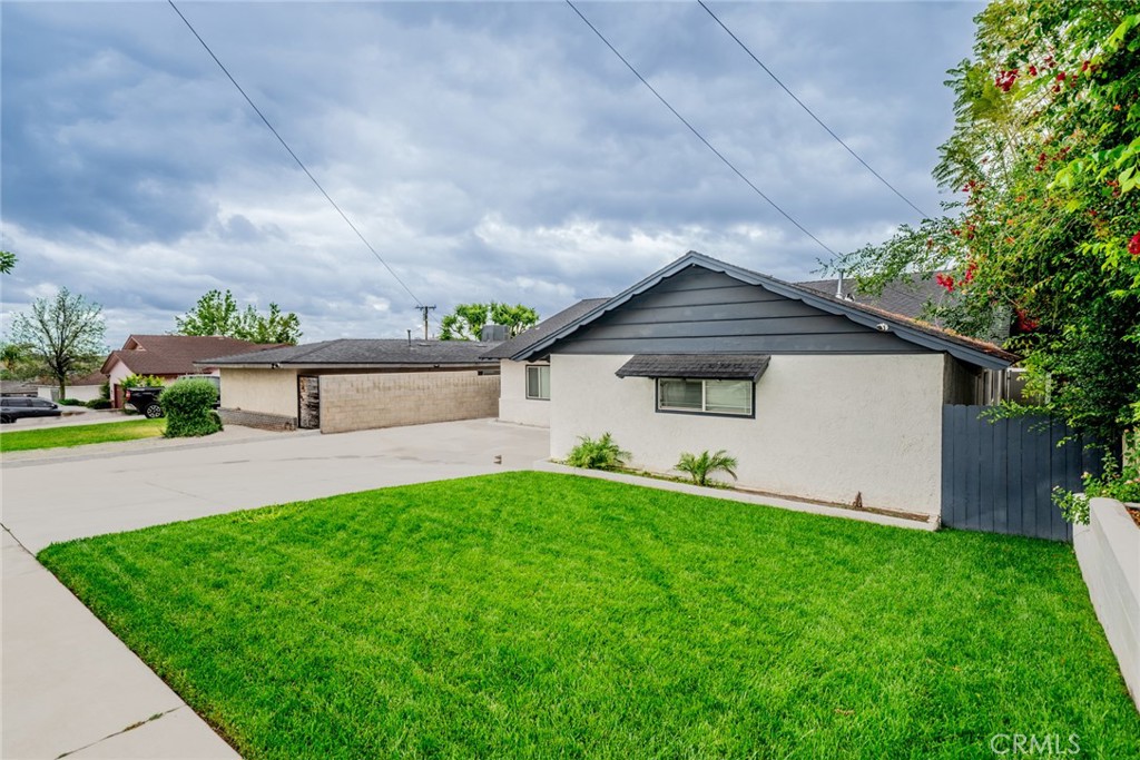 5312 N Mountain View Property Photo 3