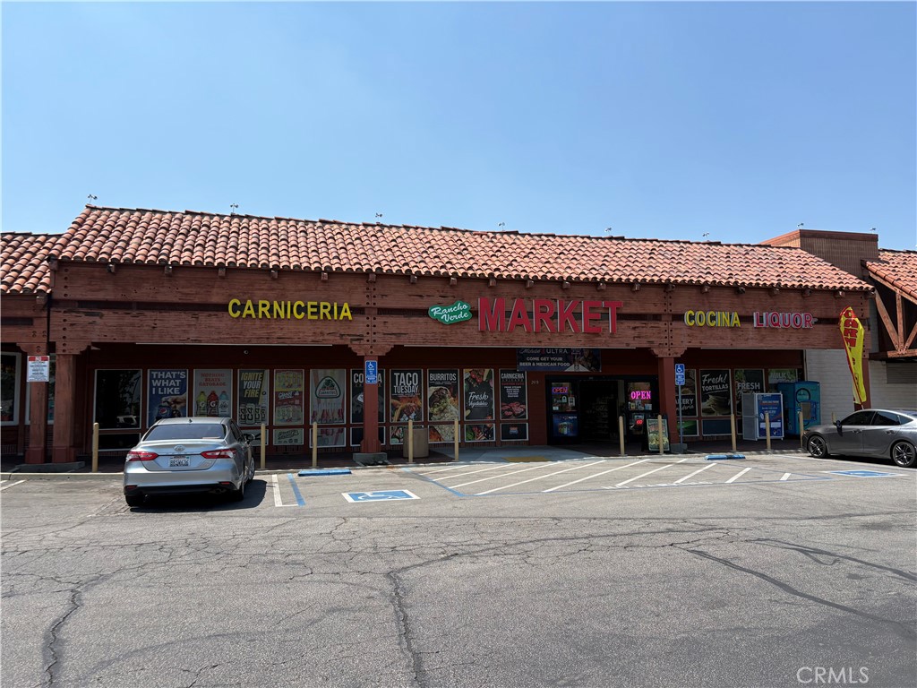 2018 N Riverside Avenue Property Photo 1