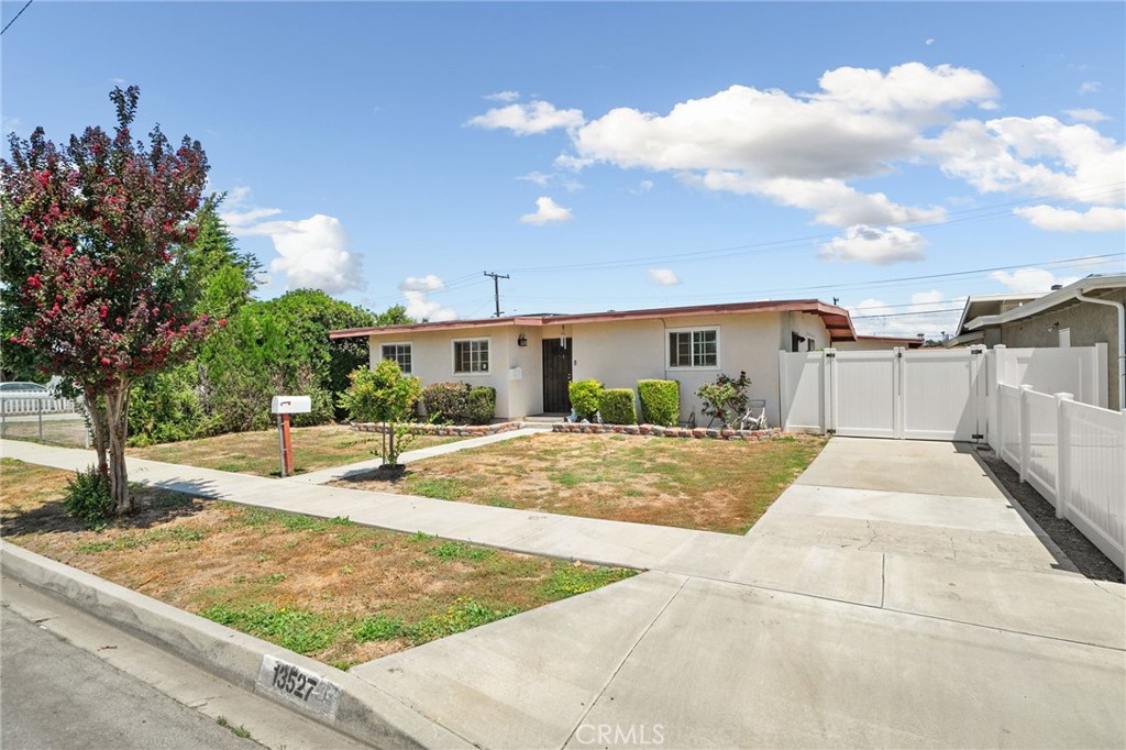 13527 Close St Property Photo 1