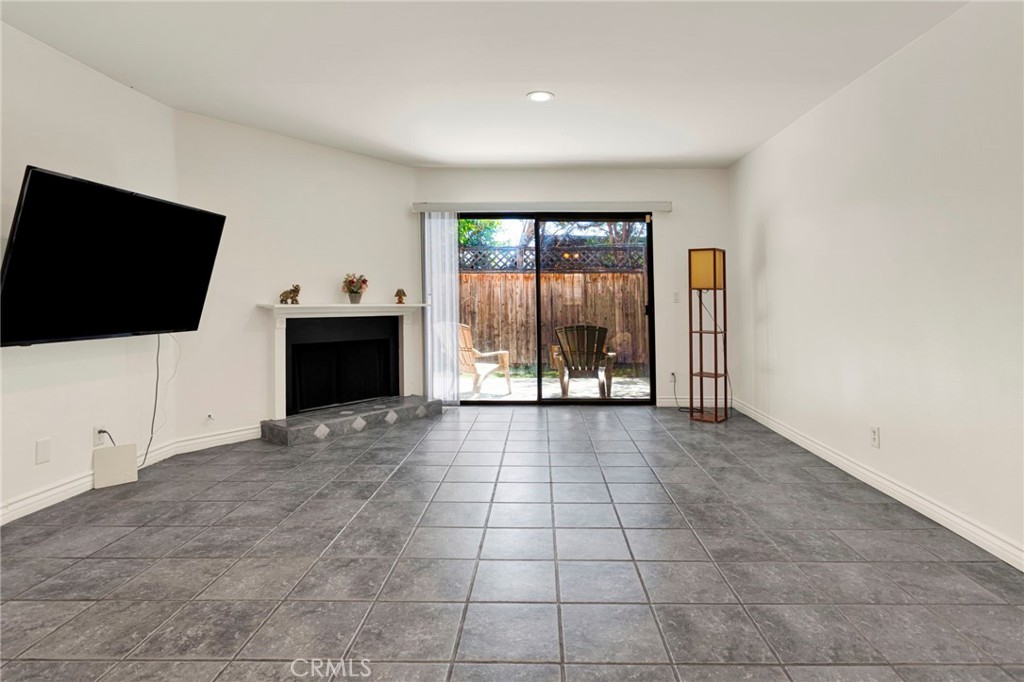 9906 Owensmouth 14 Property Photo 5