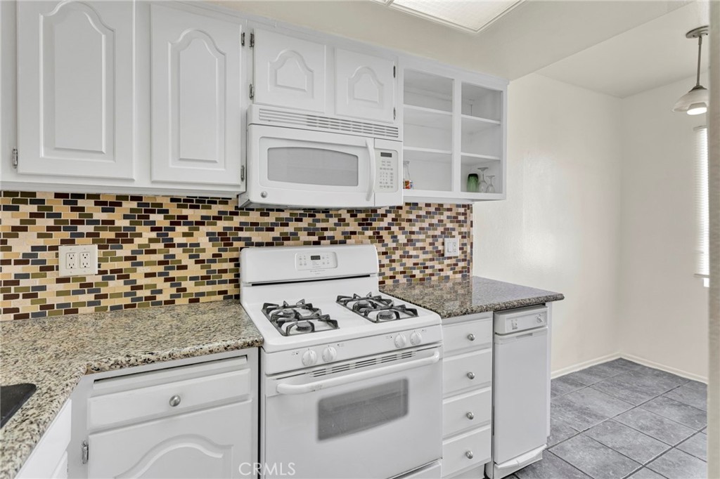 9906 Owensmouth 14 Property Photo 8