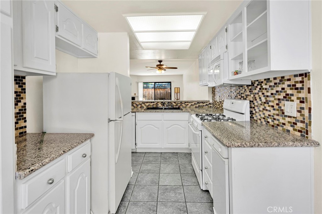 9906 Owensmouth 14 Property Photo 10