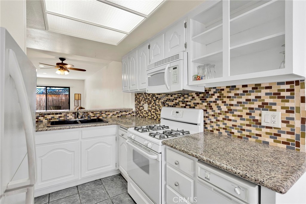 9906 Owensmouth 14 Property Photo 11