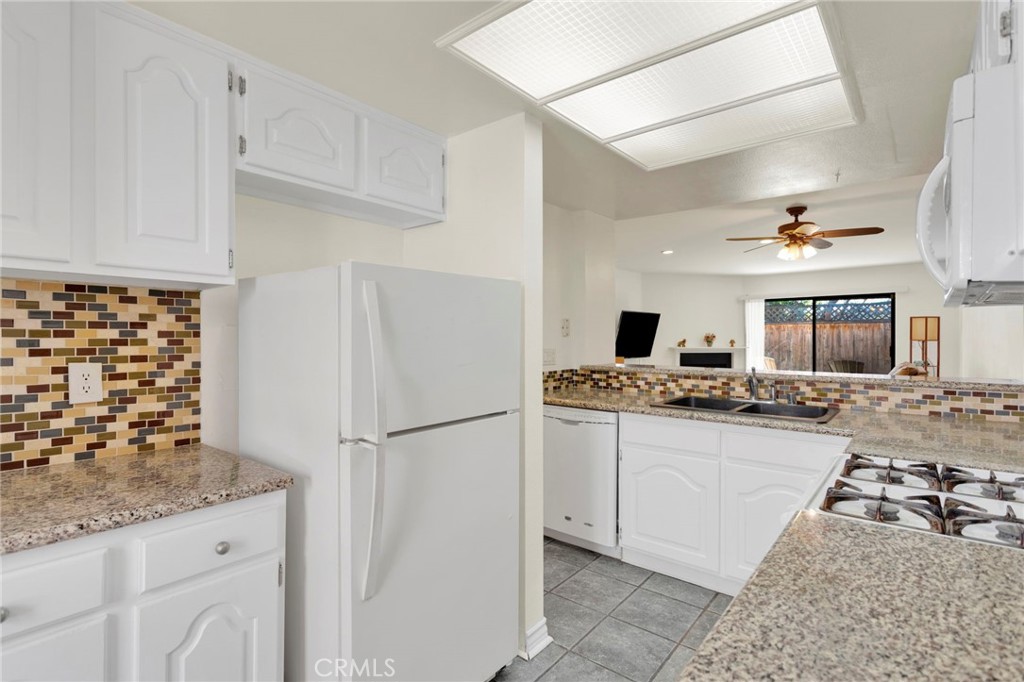 9906 Owensmouth 14 Property Photo 12