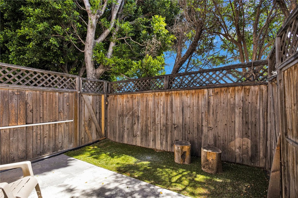 9906 Owensmouth 14 Property Photo 34
