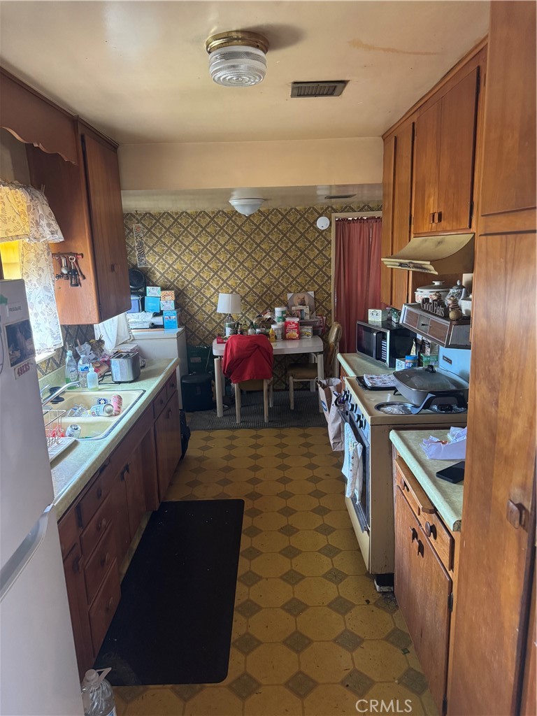 101 W Los Angeles Property Photo 7