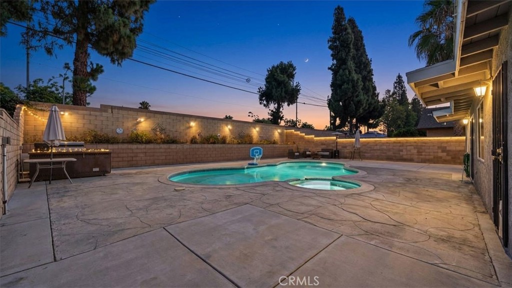 1445 E Bermuda Dunes Property Photo 5