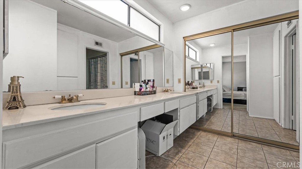 1445 E Bermuda Dunes Property Photo 17