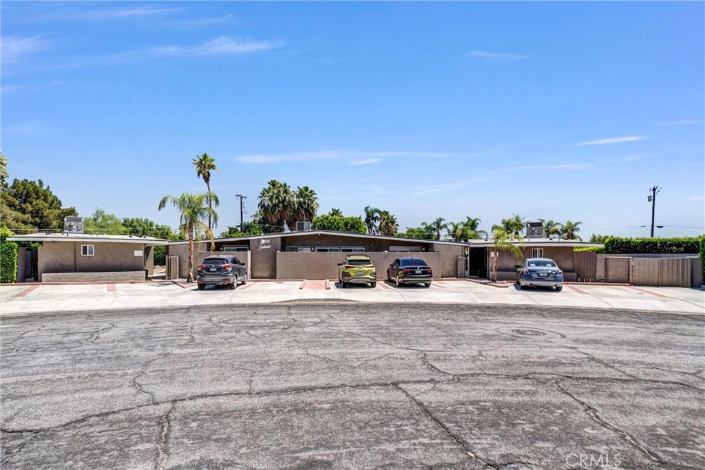 2200 E Sahara Road Property Photo 2
