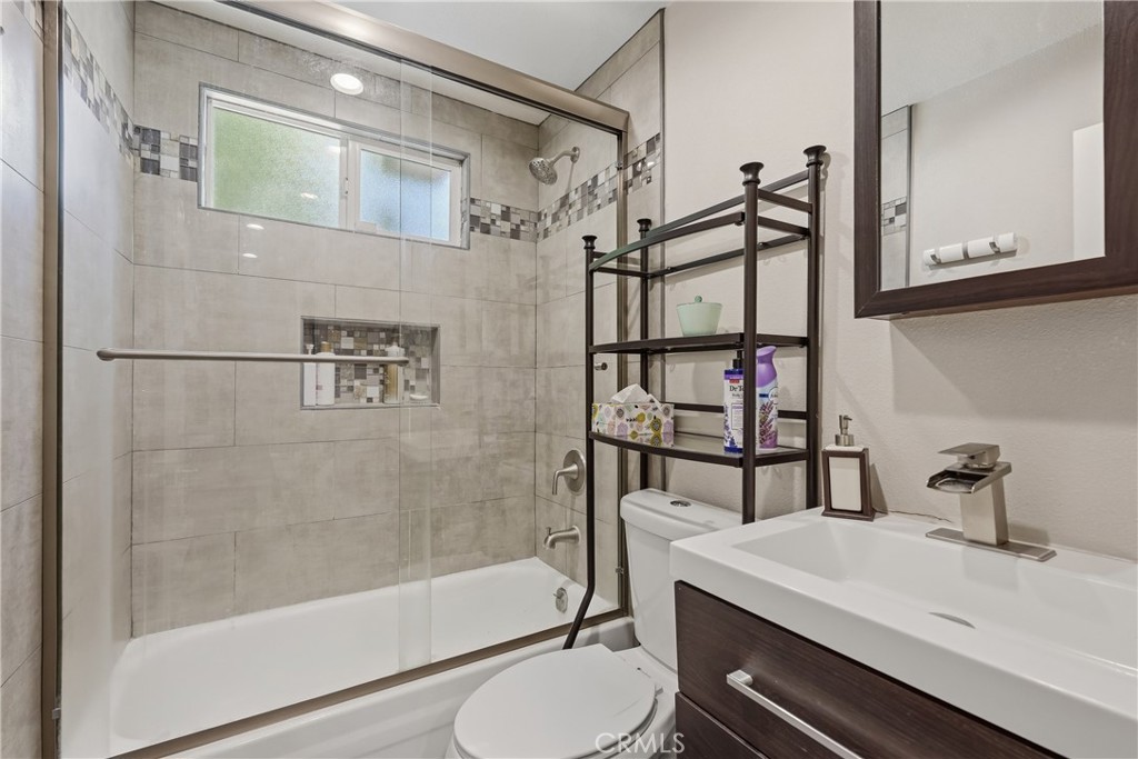 721 Ivy Property Photo 9