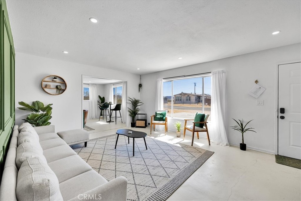 5050 1st E Property Photo 4