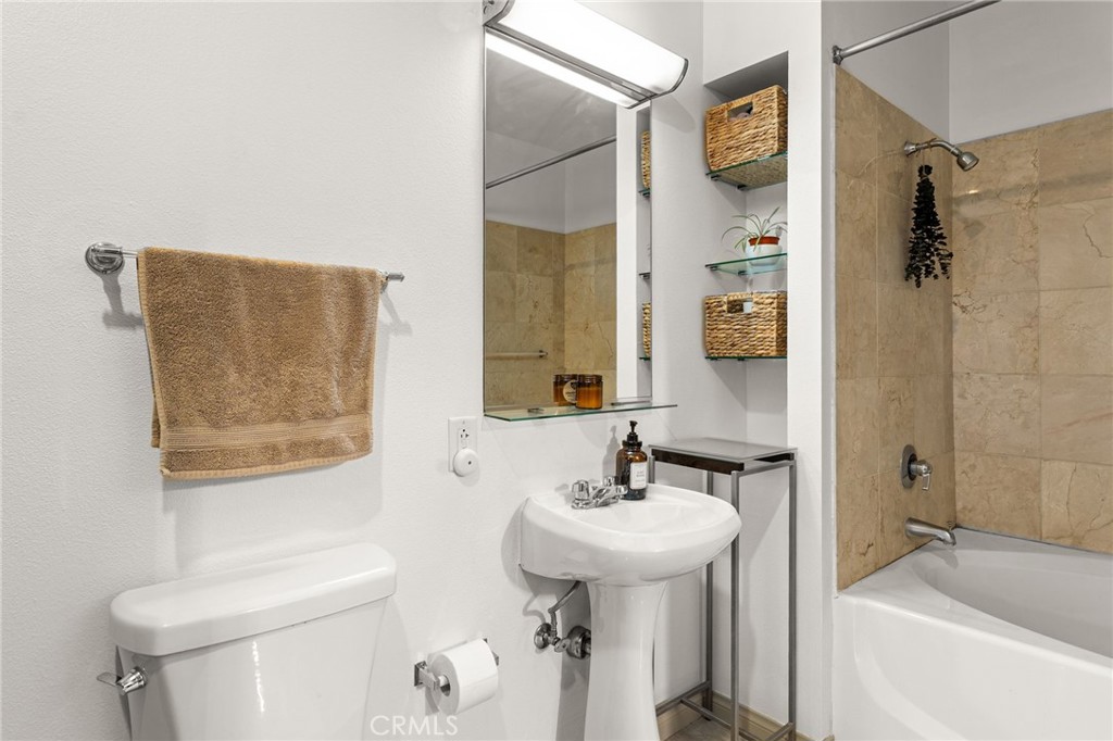 488 E Ocean 809 Property Photo 23