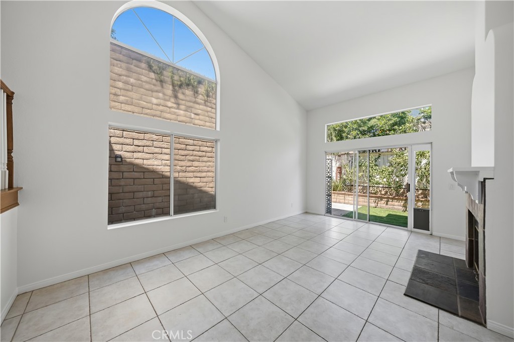998 Lotus Circle Property Photo 4