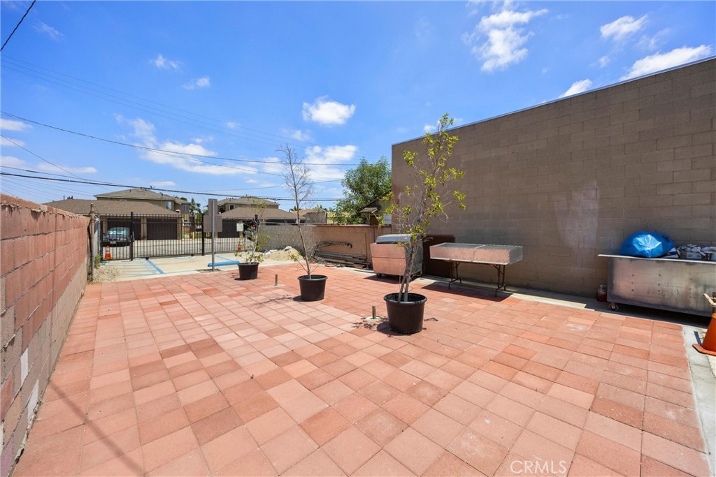 716 S Long Beach Blvd Property Photo 4
