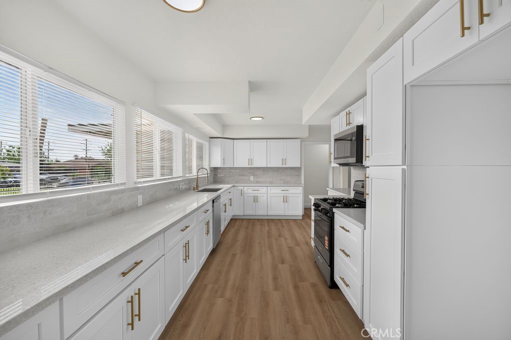 932 N Encina Property Photo 4