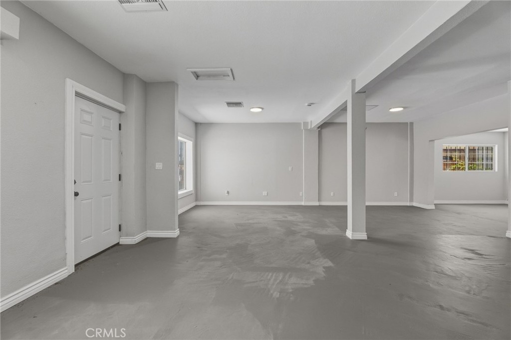 796 N Mount Vernon Avenue Property Photo 6