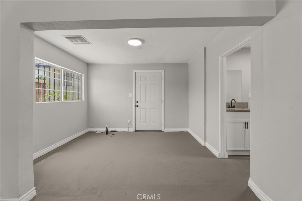 796 N Mount Vernon Avenue Property Photo 8