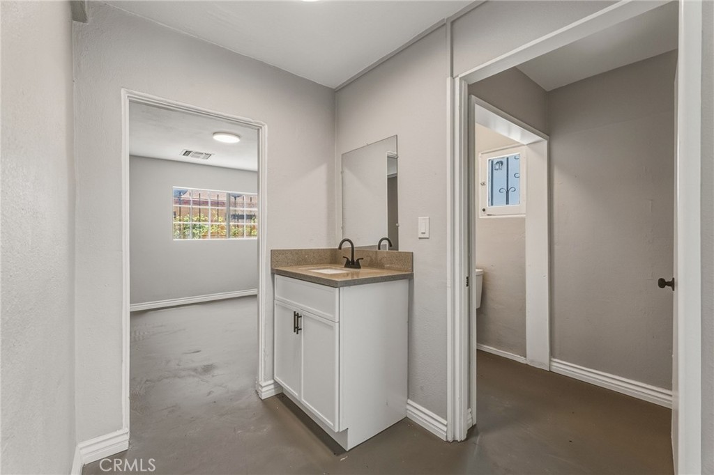 796 N Mount Vernon Avenue Property Photo 11